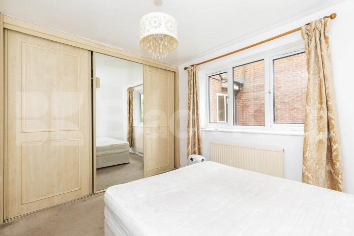 Spacious one bedroom property within a private development Cambridge Gardens, Muswell Hill